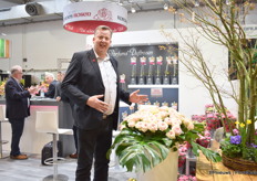 Göran Basjes of Kordes roses with Ballerina Summerhouse, a cut flower that is grown at Van der Hulst. Special about this variety is that less energy is needed for cultivation.